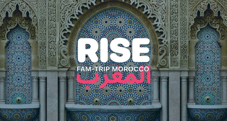 Carreaux de mosaïque avec une superposition de texte importante.