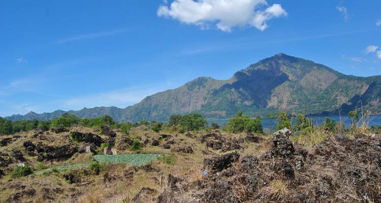Offene Landschaft mit Bergen und einem klaren blauen Himmel.
