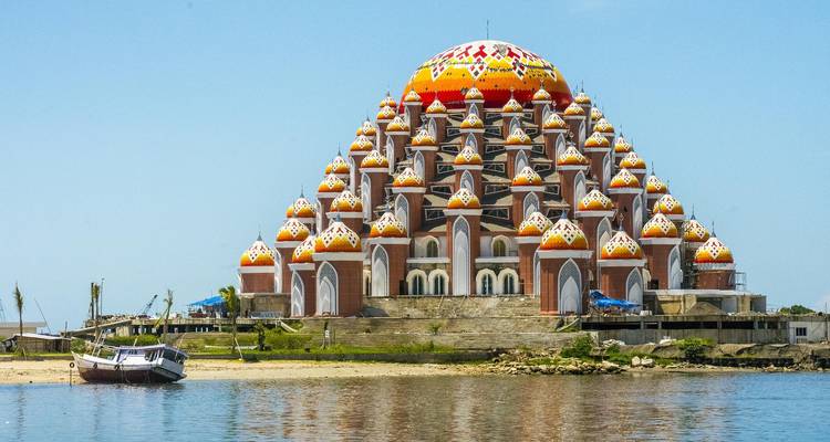 Große Moschee mit bunten Kuppeln in der Nähe von Wasser.