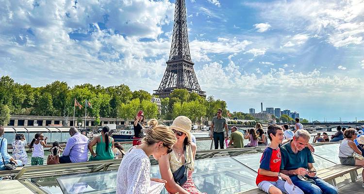 Des gens profitant d'une journée ensoleillée près de la tour Eiffel.