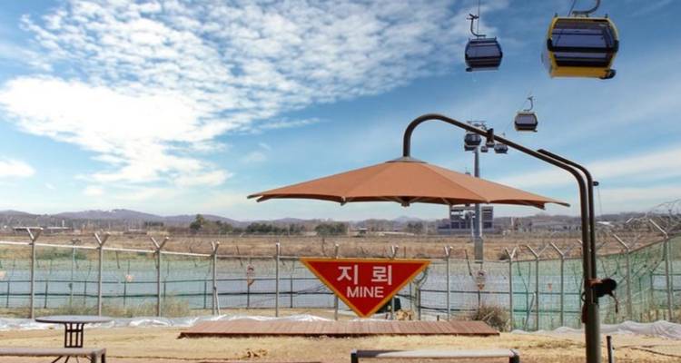 Téléphériques au-dessus d'une zone panoramique avec un panneau d'avertissement.