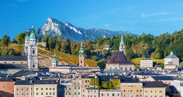 Vista panorámica de Salzburgo con un telón de fondo de montañas.