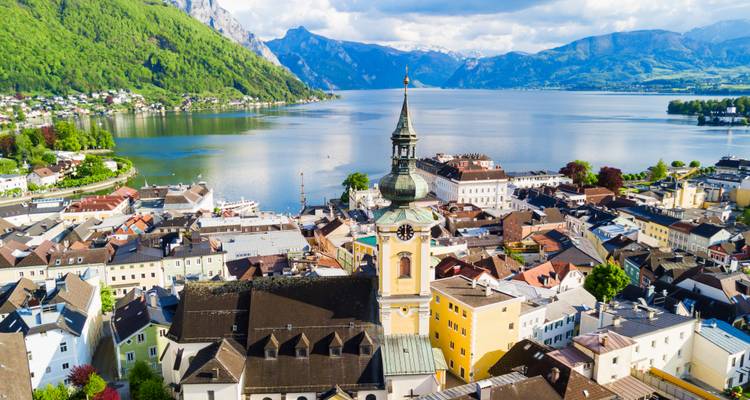 Vista aérea de Gmunden con el lago Traunsee y las montañas.