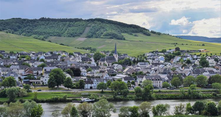 Un village pittoresque entouré de collines verdoyantes.