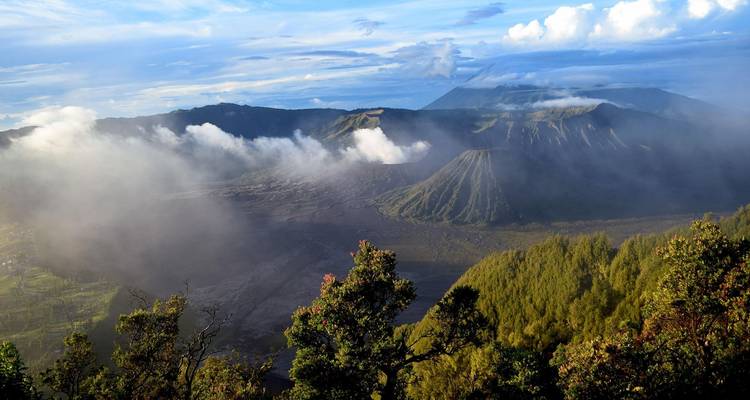 Montagnes brumeuses avec cratères volcaniques.