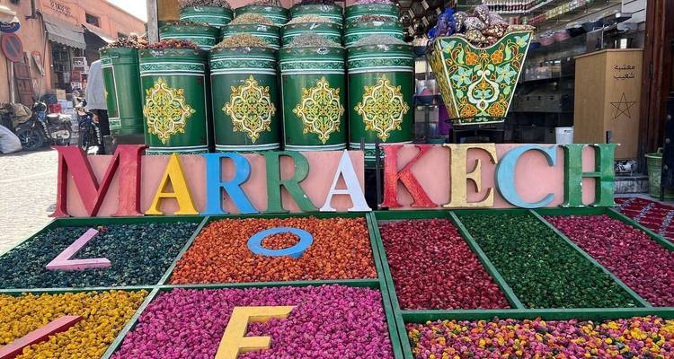 Étal de marché coloré avec présentation d'épices à Marrakech.