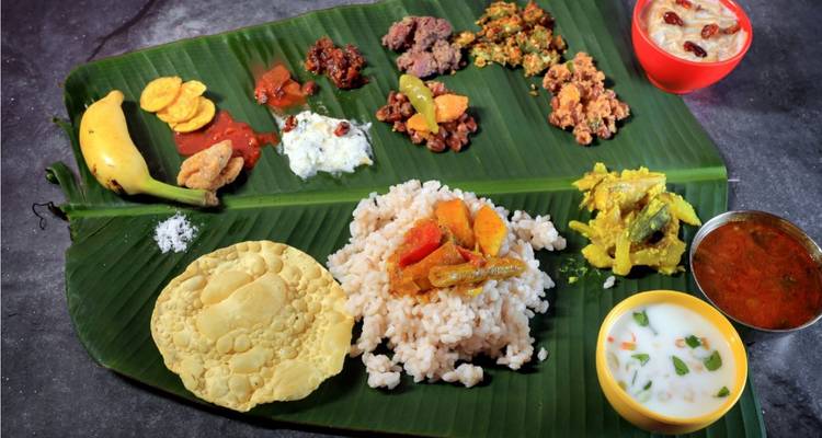 Repas traditionnel du sud de l'Inde servi sur une feuille de bananier avec divers plats.