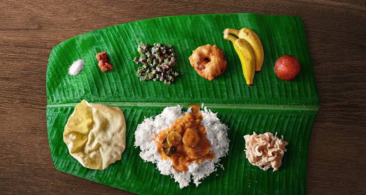 Repas traditionnel du sud de l'Inde servi sur une feuille de bananier avec du riz et des currys.