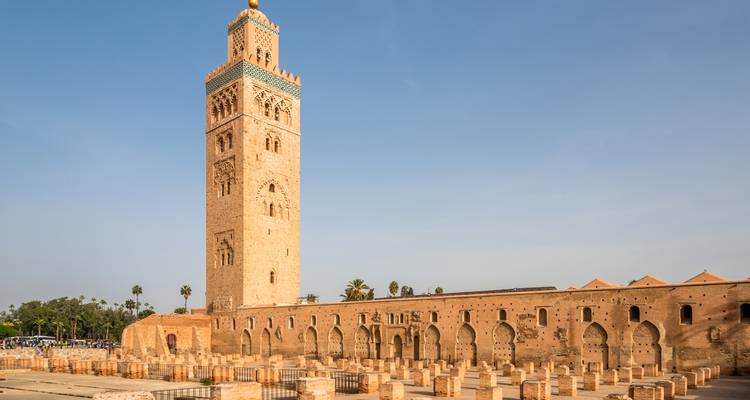Mezquita histórica con un minarete alto contra un cielo azul.
