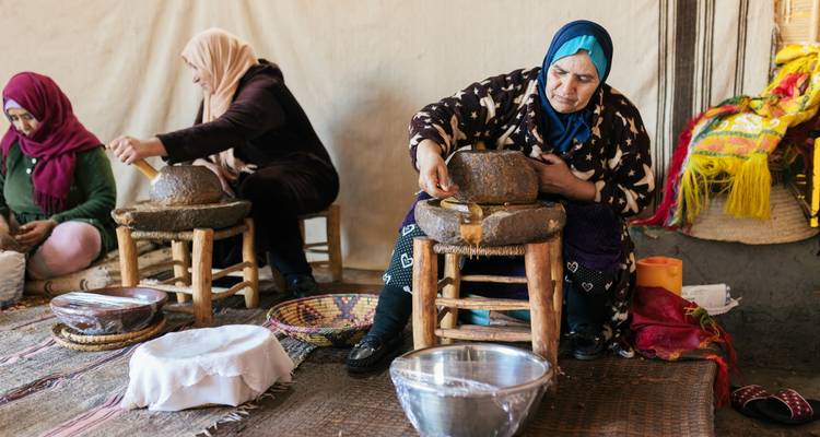 Mujeres haciendo aceite de argán usando métodos tradicionales.