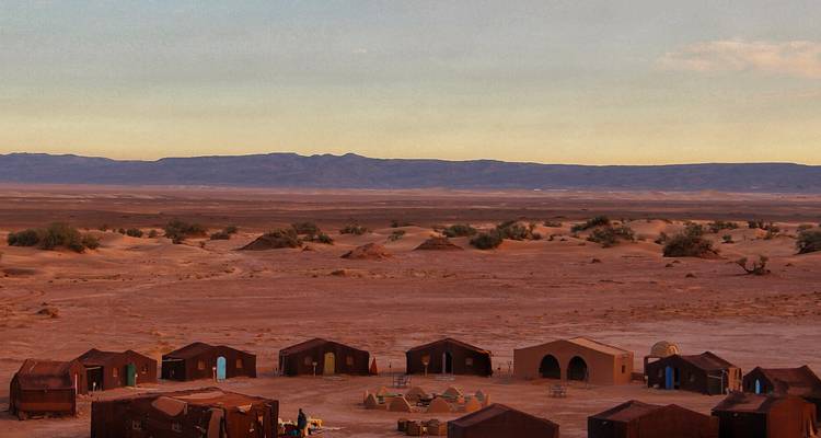 Campamento en el desierto con tiendas tradicionales.