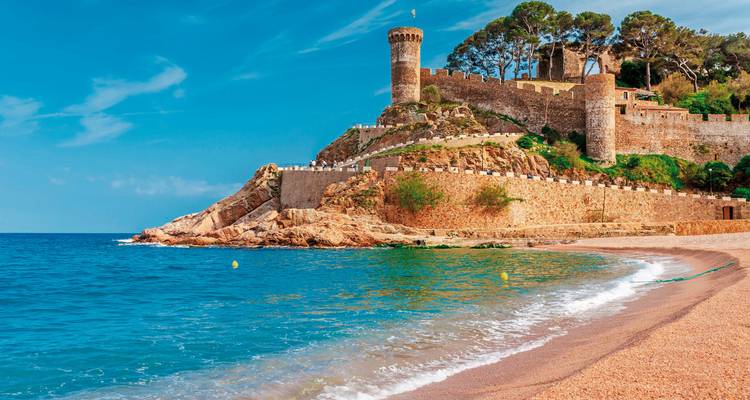 Historische Küstenburg mit Blick auf das Meer.
