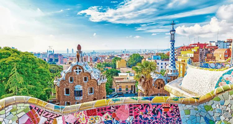 Lebendiger Stadtpark mit Blick auf Gaudí-Architektur.