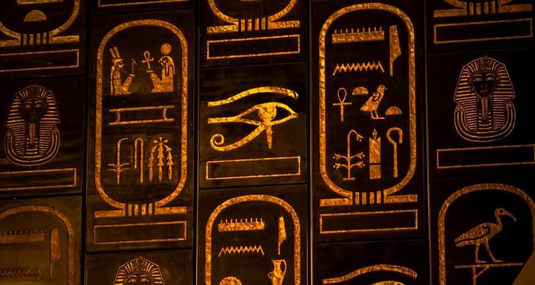 Panneaux hiéroglyphiques avec inscriptions dorées.