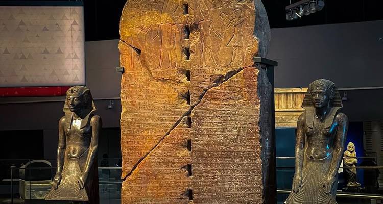 Grandes stèles et statues de l'Égypte antique.