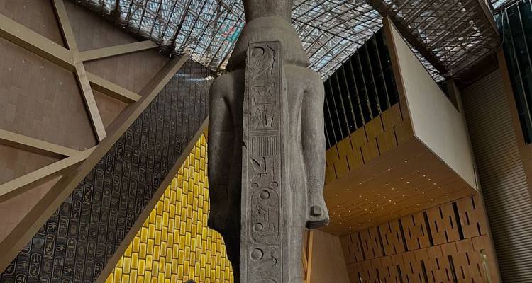 Vue arrière d'une statue de pharaon dans un cadre moderne.