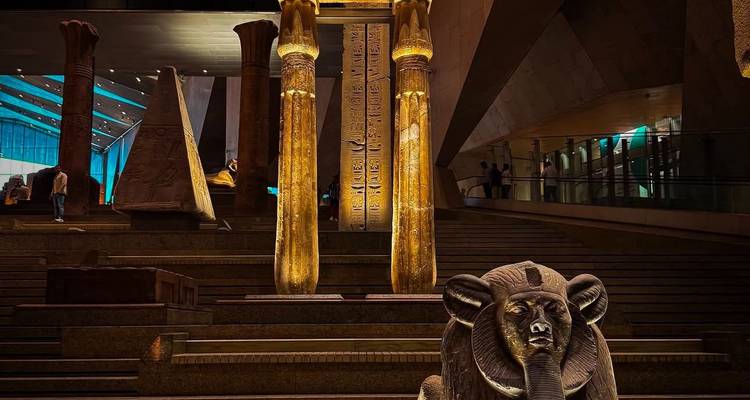 Statues antiques et colonnes dans un musée.