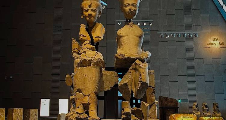 Deux statues antiques brisées à l'intérieur d'une galerie moderne.