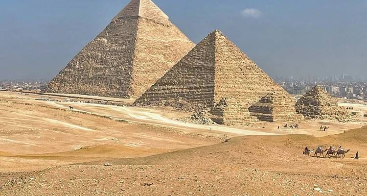 Vue panoramique des pyramides par une journée ensoleillée.