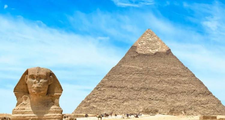 Sphinx et pyramide sous un ciel bleu dégagé.