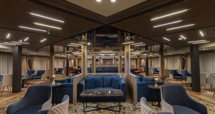 Salon intérieur luxueux avec sièges et décoration élégante.