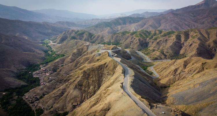 Une route sinueuse traversant une région montagneuse.