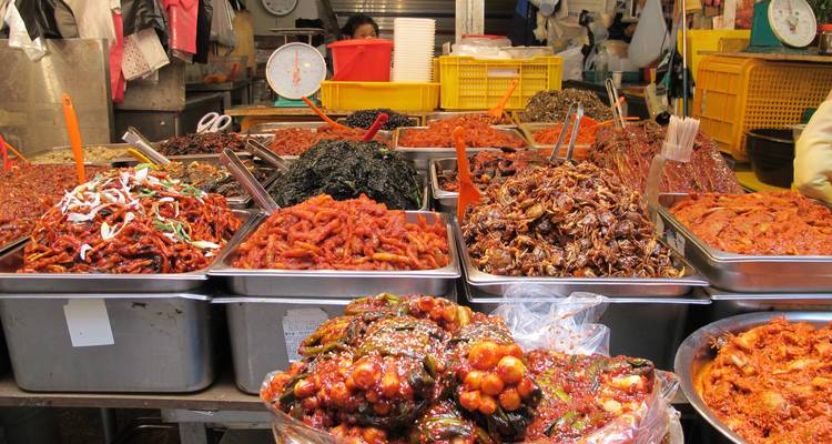 Vibrante mercado callejero con gran variedad de alimentos encurtidos.