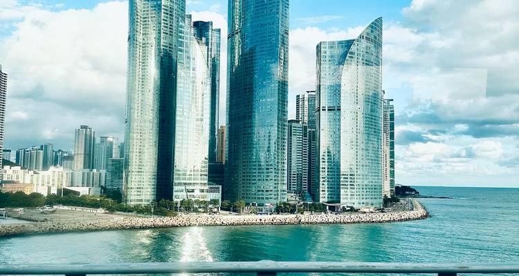 Les élégants gratte-ciel en verre de la Marine City de Busan s'élevant au-dessus de la mer turquoise, vue depuis le pont