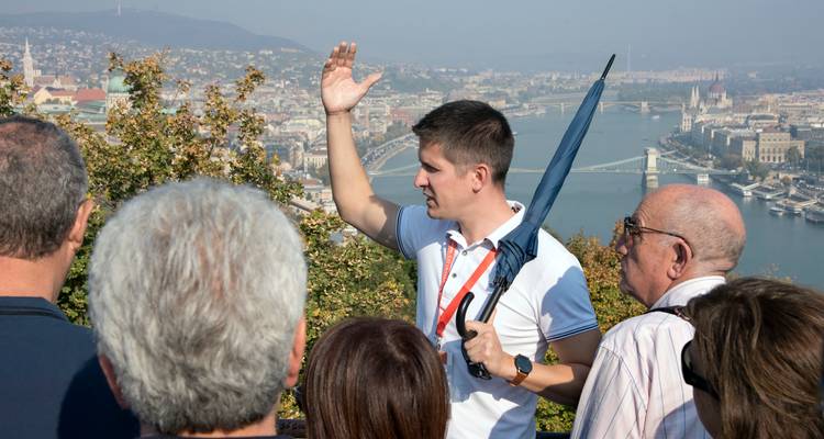 Guide touristique s'adressant aux touristes avec vue sur la ville.