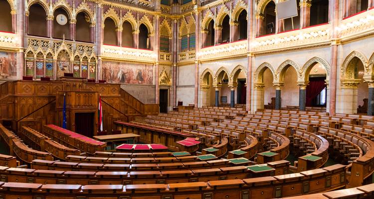 Intérieur d'un grand bâtiment parlementaire.