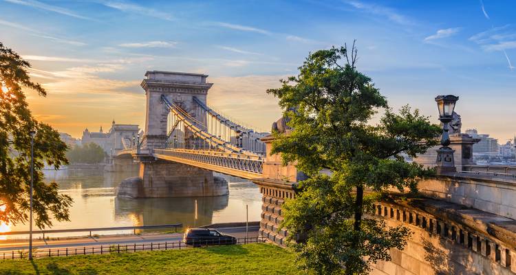 Pont des Chaînes sur le Danube au coucher du soleil.