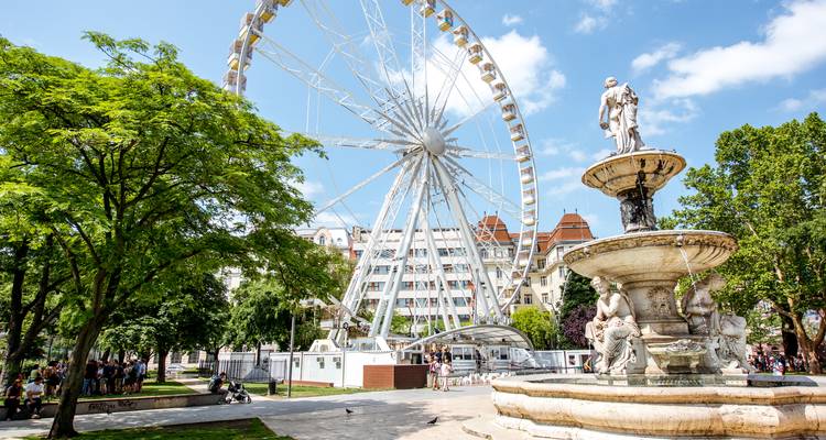 Grande roue dans un parc urbain.
