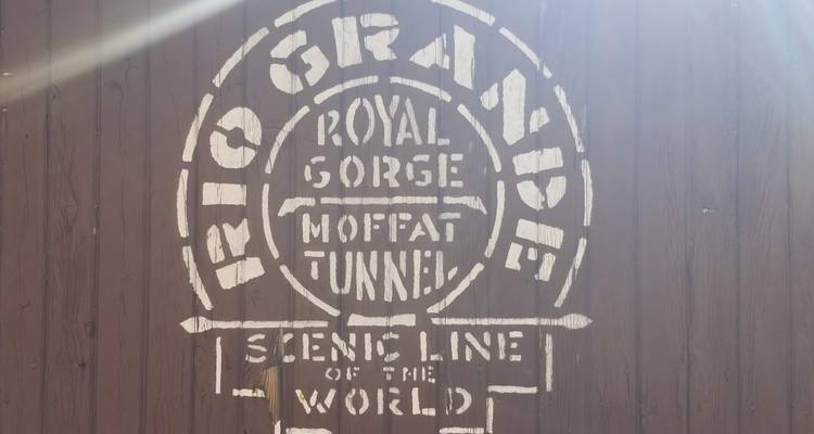 Logo Rio Grande avec un thème paysager sur fond brun.