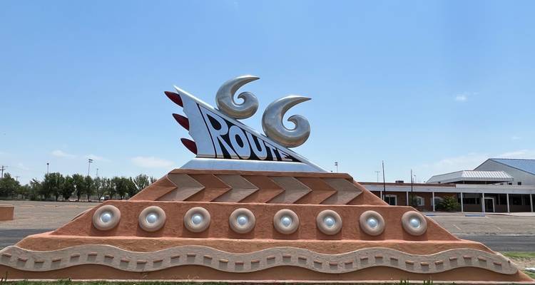 Letrero de la Ruta 66 con un diseño distintivo.