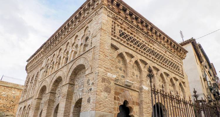 Synagogue historique en briques avec fenêtres cintrées.