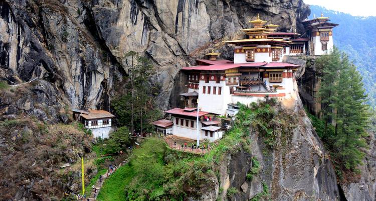 Monastère bouddhiste emblématique situé sur le flanc d'une falaise.