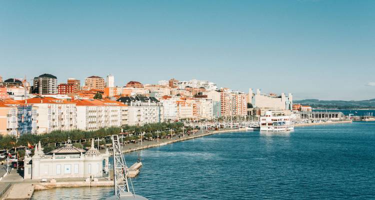 Paisaje urbano costero con arquitectura moderna y frente marítimo.