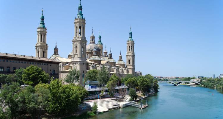 Una gran basílica ornamentada junto a un río.
