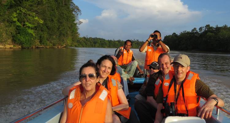 Groupe de touristes en bateau, portant des gilets de sauvetage.