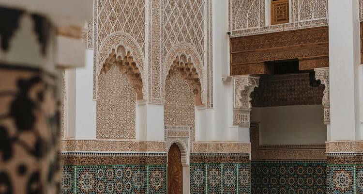 Architecture islamique complexe avec des arcs détaillés.