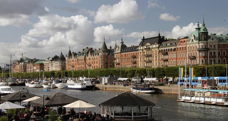 Bâtiments historiques le long d'une zone portuaire avec des bateaux amarrés.