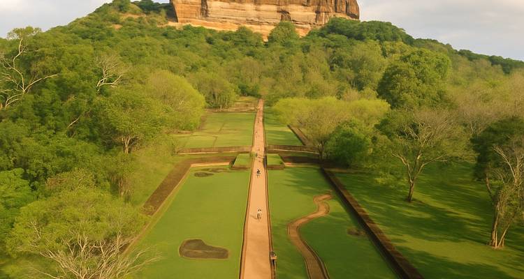 Luftaufnahme der Sigiriya-Felsenfestung umgeben von Grün.