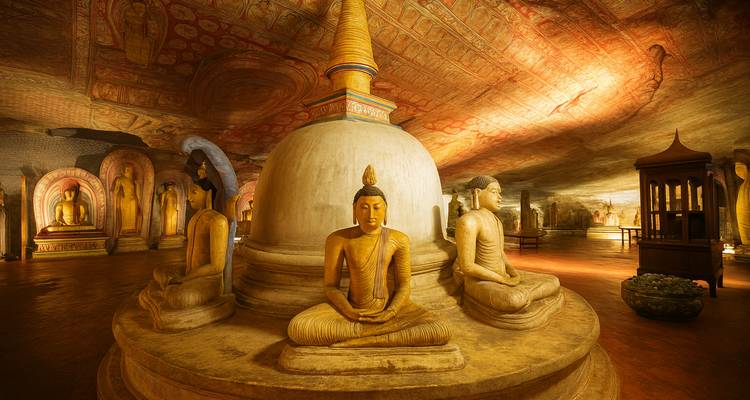 Inneres eines buddhistischen Höhlentempels mit Statuen.