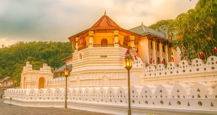 Der Zahntempel, eine historische Stätte mit weißen Wänden und einer zentralen Holzstruktur.