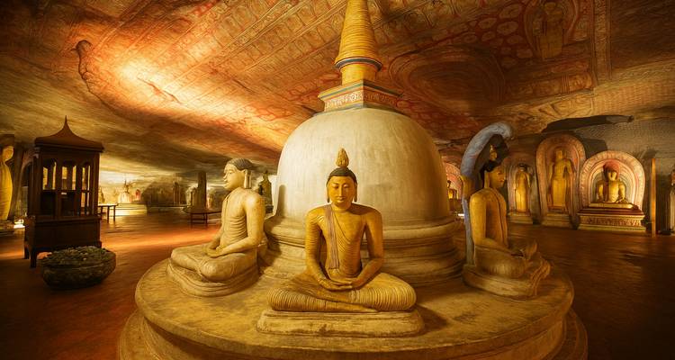 Intérieur d'un temple-grotte bouddhiste avec des statues.