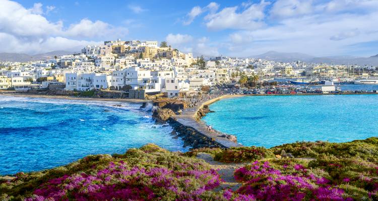 Vue pittoresque de la ville et de la mer à Naxos.