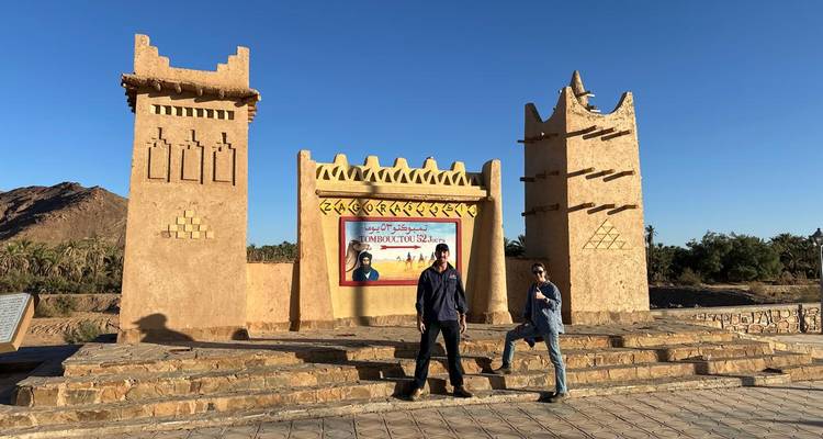 Deux personnes posant devant un monument au Maroc.