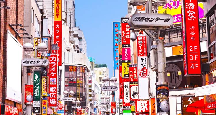 Rue animée de Tokyo avec des enseignes colorées