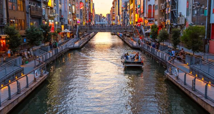 Canal avec des bateaux entouré de bâtiments illuminés