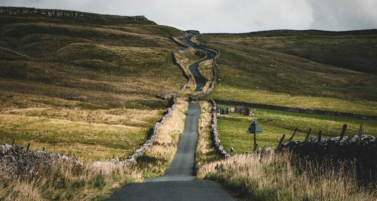 Carretera rural serpenteante a través del campo inglés.